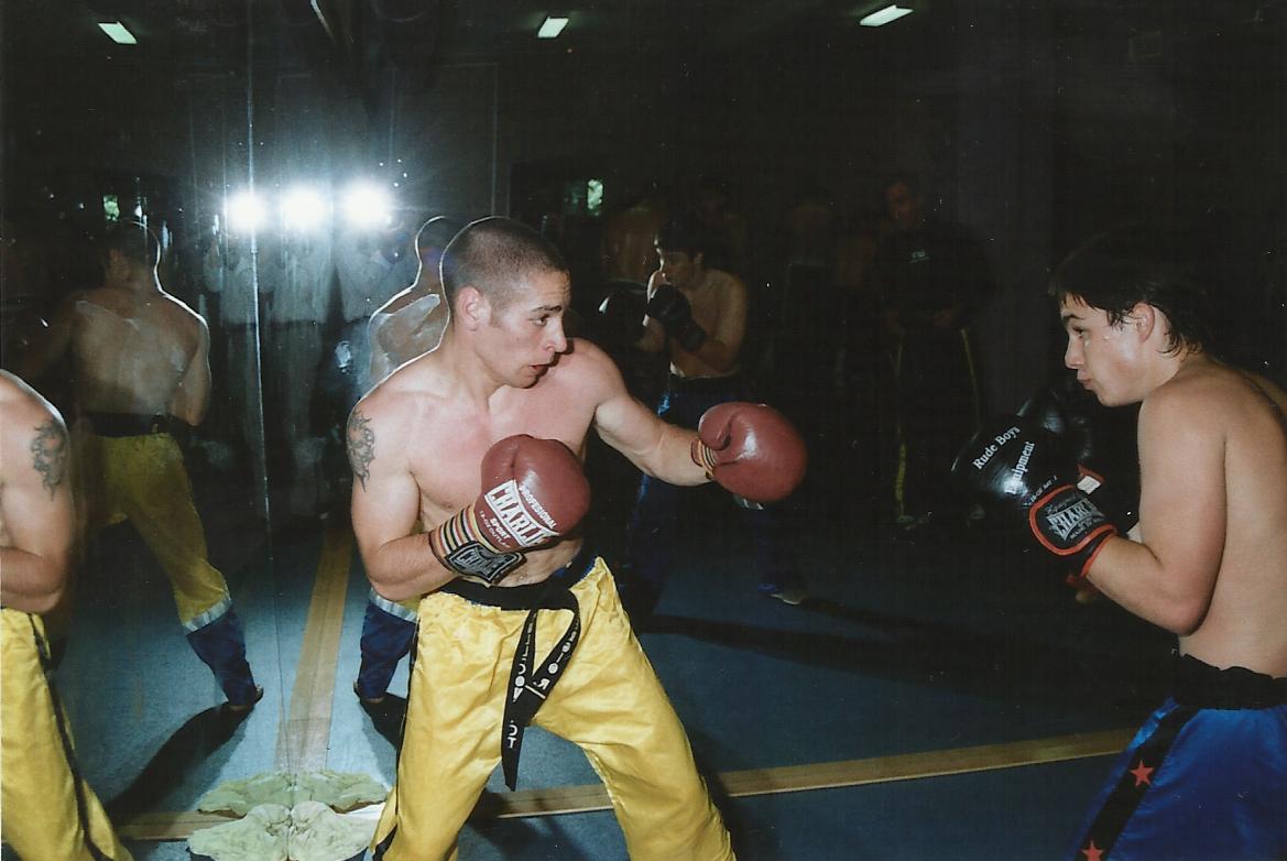 Dos hermanos, como siempre, pegandose