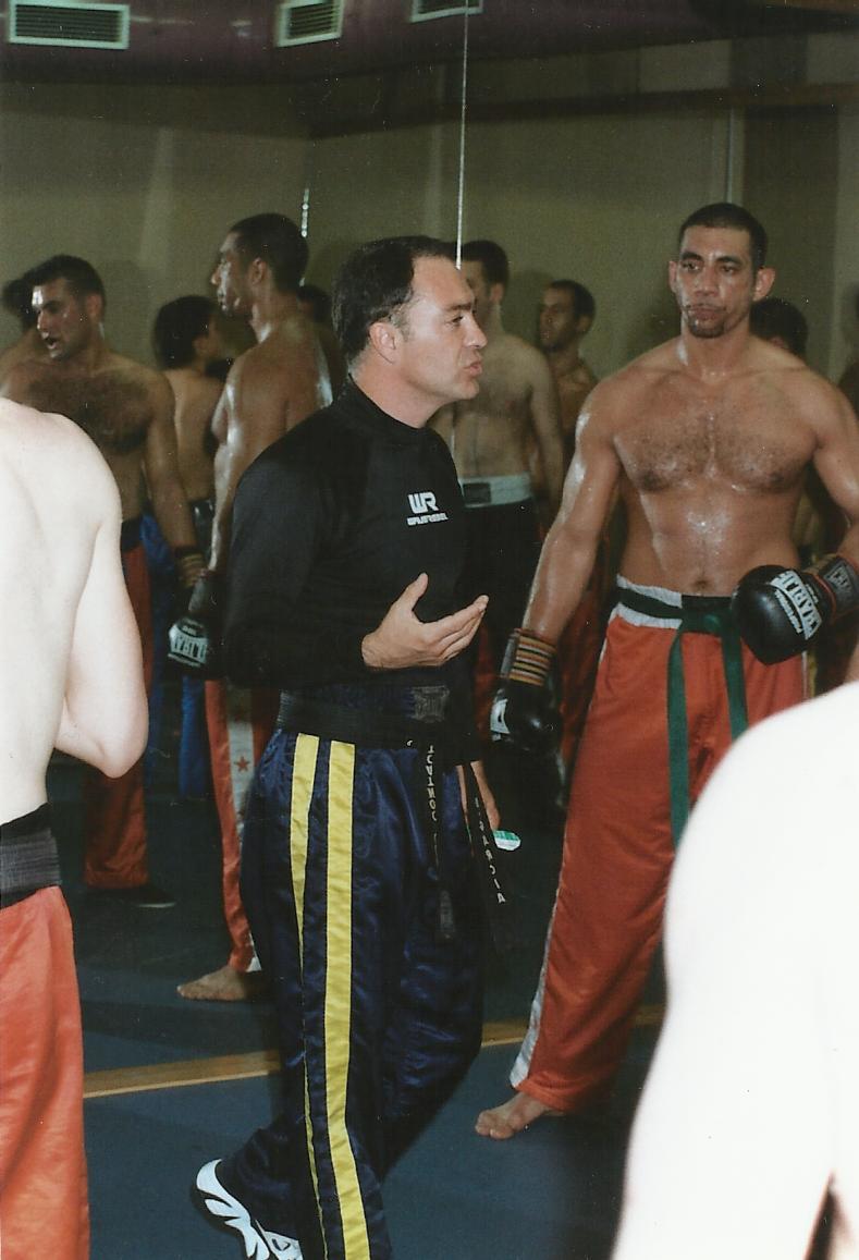 Miguel García Sánchez explicando ante Fco. Dominguez tácticas de combate en un seminario en Málaga, España.